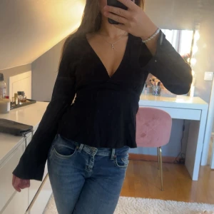 Svart topp från gina - Säljer denna jätte söta topp som man kan kan knyta både fram och bak från Gina! Storlek S