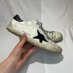 Golden goose skor  - Golden goose || skick 3/10 || storlek 40 || made in Italy 🇮🇹 || nypris ca 6000kr mitt pris endast 900|| pris kan diskuteras vid snabb affär! Innermått:26 cm (se bild 4-5 för att se de små skadorna. Men inget man märker vid användning! De e lite trasiga, men går att fixa/laga