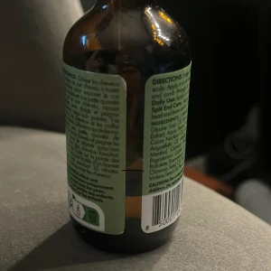 Mielle Rosemary Mint Strengthening Oil - Mielle Rosemary Mint Scalp & Hair Strengthening Oil är en närande olja med biotin, rosmarin och mynta. Kommer i en brun glasflaska med grön etikett. Perfekt för att boosta hår och hårbotten med naturliga ingredienser och fräsch doft. Mindre än hälften av flaskan kvar se mängden på bild 1