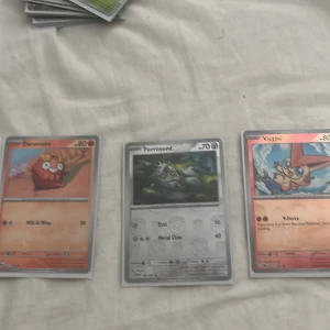 Pokémonkort: Victini, Ferroseed & Darumaka - Tre coola Pokémonkort: Victini, Ferroseed och Darumaka! Perfekt för dig som vill utöka din samling eller spela med vänner. Korten är i fint skick och har snygg design som passar både nya och erfarna samlare.