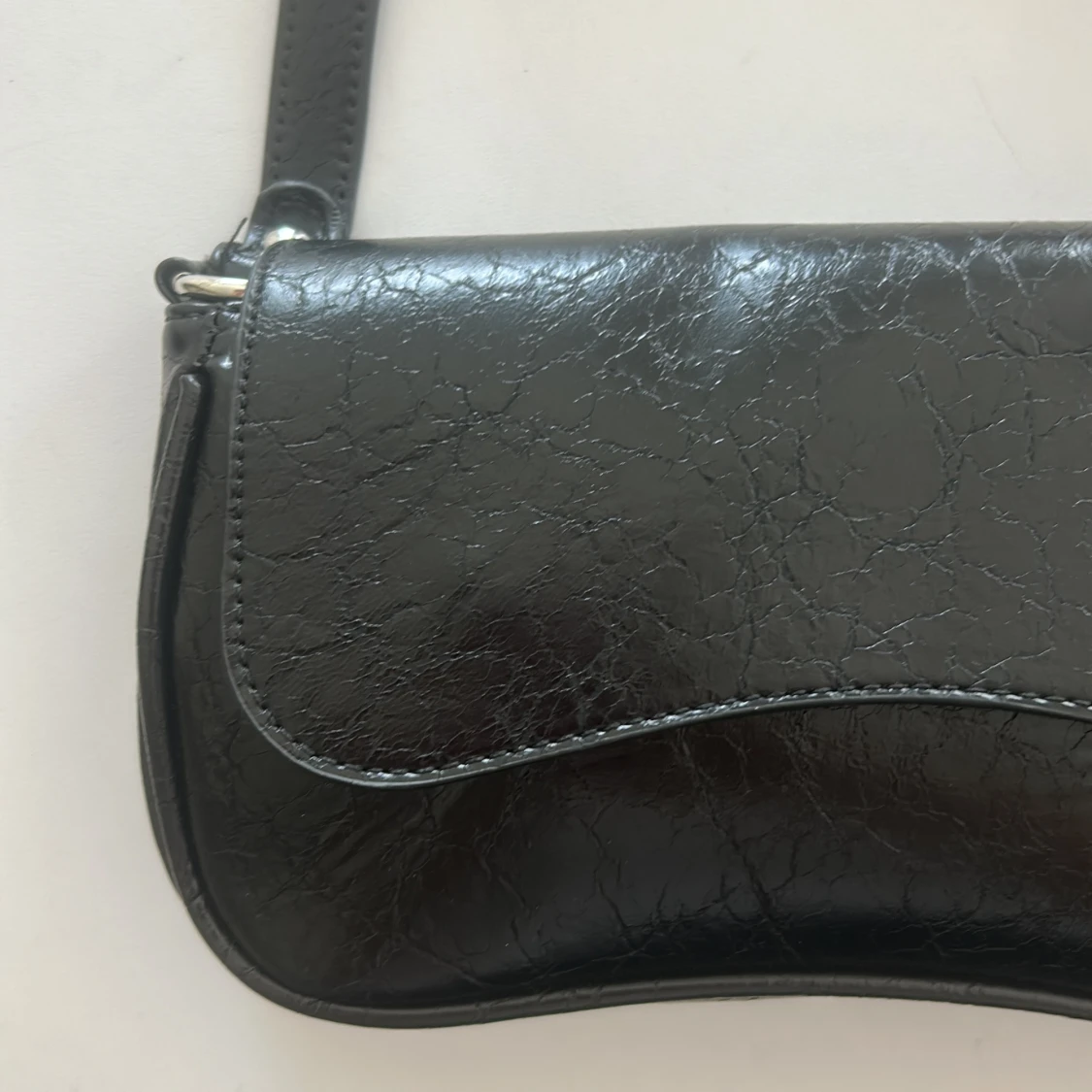 Helt ny svart axelväska i skinnimitation - 2