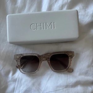 Ecru CHIMI solglasögon modell 04 - Snygga solglasögon från CHIMI i modellen 04 Ecru. Rektangulär form som ger en cool vibe. Kommer med originalfodral, tygpåse och putsduk med CHIMI-logga. Perfekt accessoar för soliga dagar. Använd bara några få gånger och har inga skador. Om en närmare titt på till exempel glaset så skriv till mig så löser jag det:)