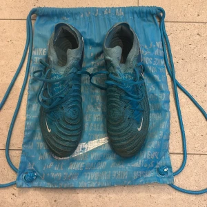 Nike phamton elite Fotbollskor  - Säljer ett par Nike phamton elite Fotbollskor✅ storlek 41✅                                                                   Skick 8/10 lite smutsiga. Men går bort vid en rengöring✅                                                                     Nypris: 3200 Mitt pris: 500 ✅