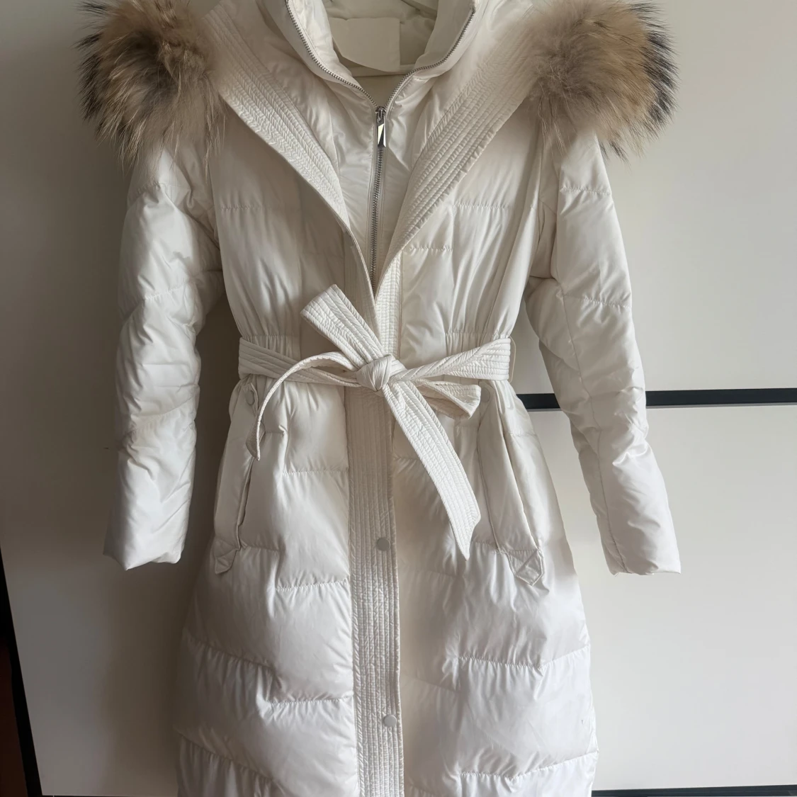 Vit lång dunjacka med pälskrage XS/S
