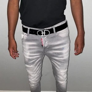 Ferragamo bälte 110cm - Säljer bältet i storlek 110cm. Helt ny. Fin replika med grym kvalitet. Har lite repor på baksidan av märket  men annars är den i gott skick. Pris: 600kr. Först till kvarn 