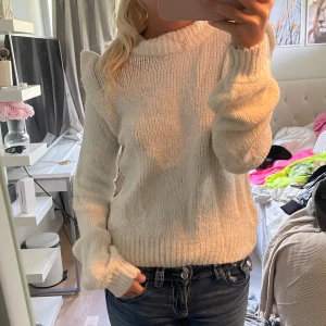 Vit stickad tröja  - Mysig vit stickad tröja med puffiga axlar💕💕 