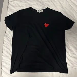Comme des Garcons  - Tjena säljer min CDG T-shirt då jag inte vill ha den, den är fint skick men loggan har börjat lossna men det går att sy fast den, passar folk som är runt 160-170 cm och priset är 400kr, hör av dig vid minsta frågan 