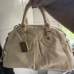Marc Jacobs väska - Cremevit Marc Jacobs väska i nyskick 🤗 Hrö av er för fler bilder eller frågor🙌