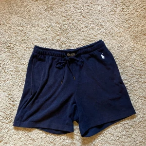 Ralph Lauren Shorts - Snygga mörkblå shorts från Polo Ralph Lauren. 🐎- Endast använts fåtal gånger- Storlek S - Pris: 299kr 💵 - Hör av er om det är något ni undrar / Carl
