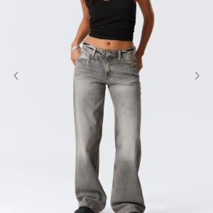 Grå low loose jeans från Weekday - Säljer ett par gråa jeans från Weekday, modellen Ample. De har låg midja och riktigt loose passform med breda ben. Ordinarie pris 599kr. Kan diskutera pris 