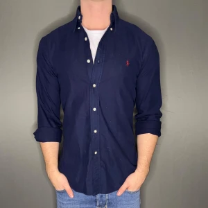 Ralph lauren skjorta - Hej säljer nu min fina Ralph lauren skjorta i storlek S. Den är i nyskick och kommer vara otroligt snygg nu i höst. Nypris cirka 1600kr! Vi kommer att sälja liknande produkter så glöm inte följa profilen!🌊🍾