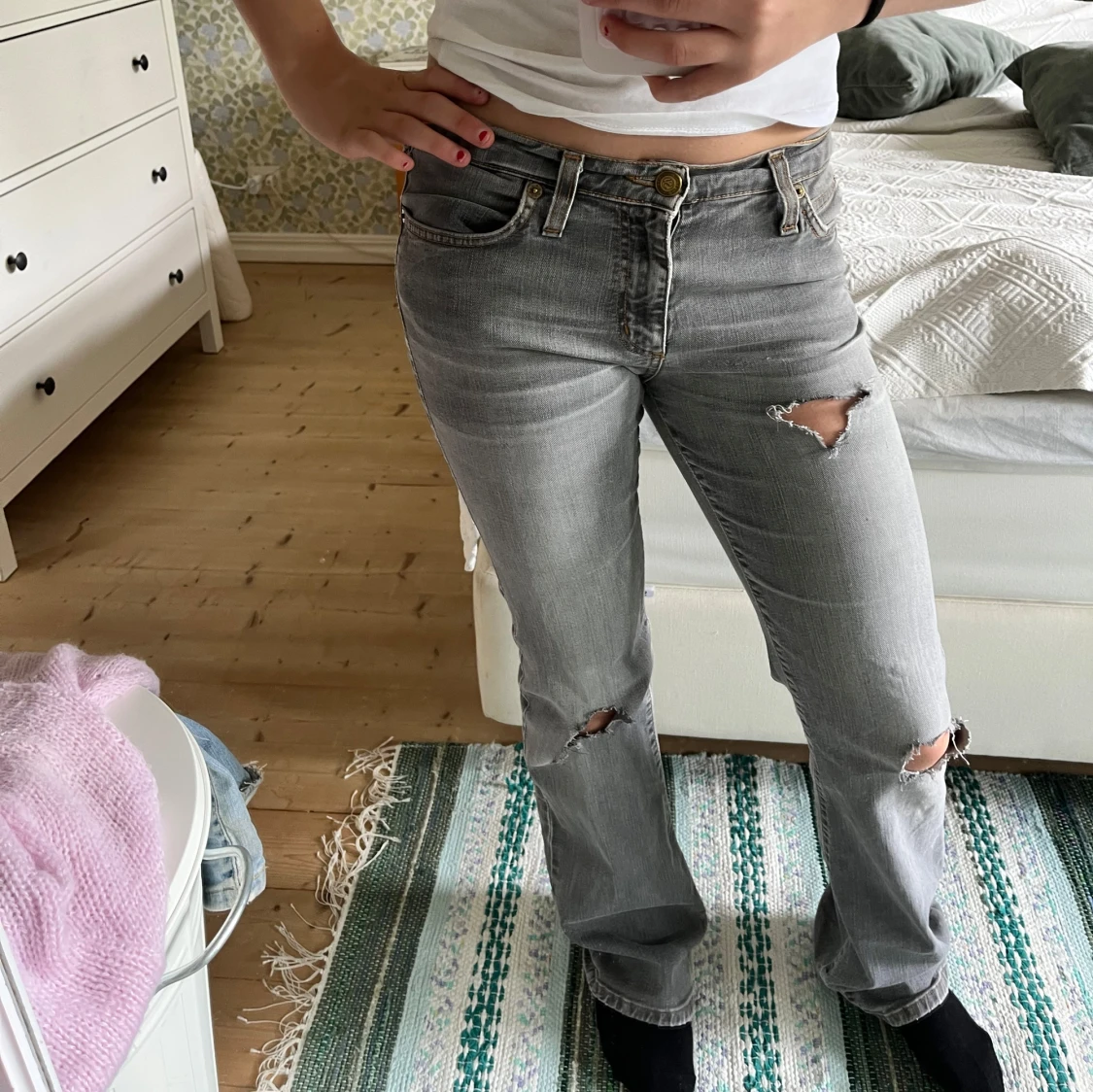 Gråa bootcut  jeans med slitningar - 1