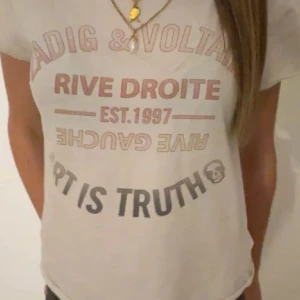 Vit t-shirt Zadig & Voltaire tryck - Säljer min Zadig t shirt!! Skit bra skick🙌🏼😚