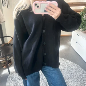 Oversized kofta  - Svart oversized kofta med  knappar framtill och v-ringad hals. Så snygg o skön men kommer tyvärr inte till användning. Aldrig använd!
