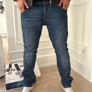 Jack & Jones jeans - Snygga blå jeansbyxor i storlek 32/32, dem passar mig som är 183cm, riktigt najs färg och passform! Mörkblå jeans från Jack & jones