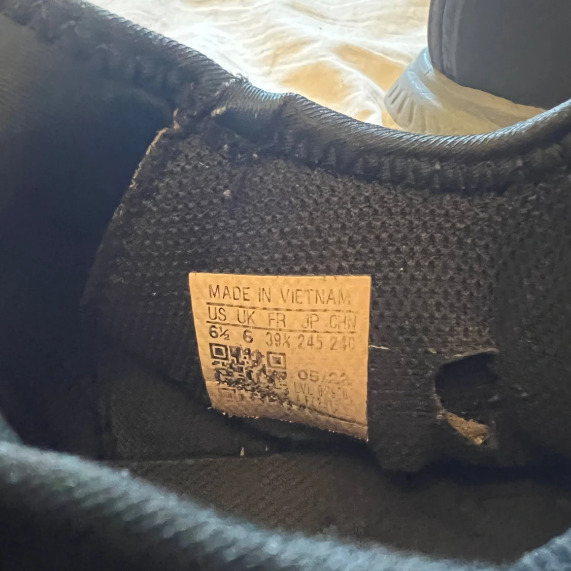 Svarta Adidas sneakers med vita ränder - 1