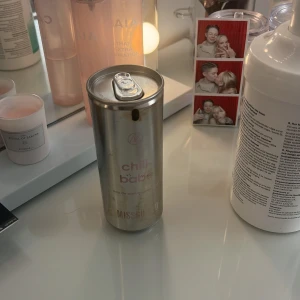 Chill Babe parfym från Missguided - Parfymen Chill Babe från Missguided kommer i en cool metallisk burkformad flaska med silvrig finish och rosa text. Flaskan har en unik design som påminner om en läskburk och är lätt att ta med i väskan.