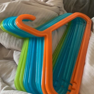 Galgar som är färgglada i orange grön och blå - Färgglada galgar orange blå och grön❤️