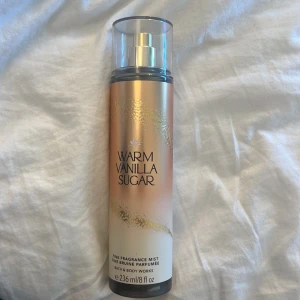 Vanilj bodymist bath and bodyworks  - Body mist från bath and bodyworks. Mysig vanilj doft, perfekt till hösten. 236ml , syns på sista bilden hur mycket det finns kvar. Köpt i Dubai. Doften håller även väldigt länge.