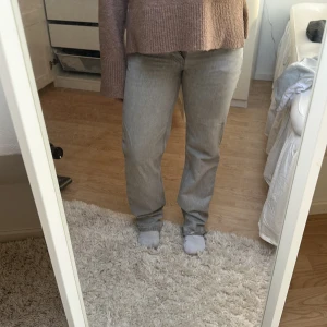 Grå raka jeans i straight fit - Säljer ett par grå jeans med rak passform och klassiska bakfickor. Jeansen har några få fläckar på vardera ben/lår men inget man lägger märke till när dom används. De har även några få slitningar längst nere vid hälen då de är snäppet för långa för mig (är 158 för referens) Dom är ifrån Gina i storlek 32❤️🥰😇