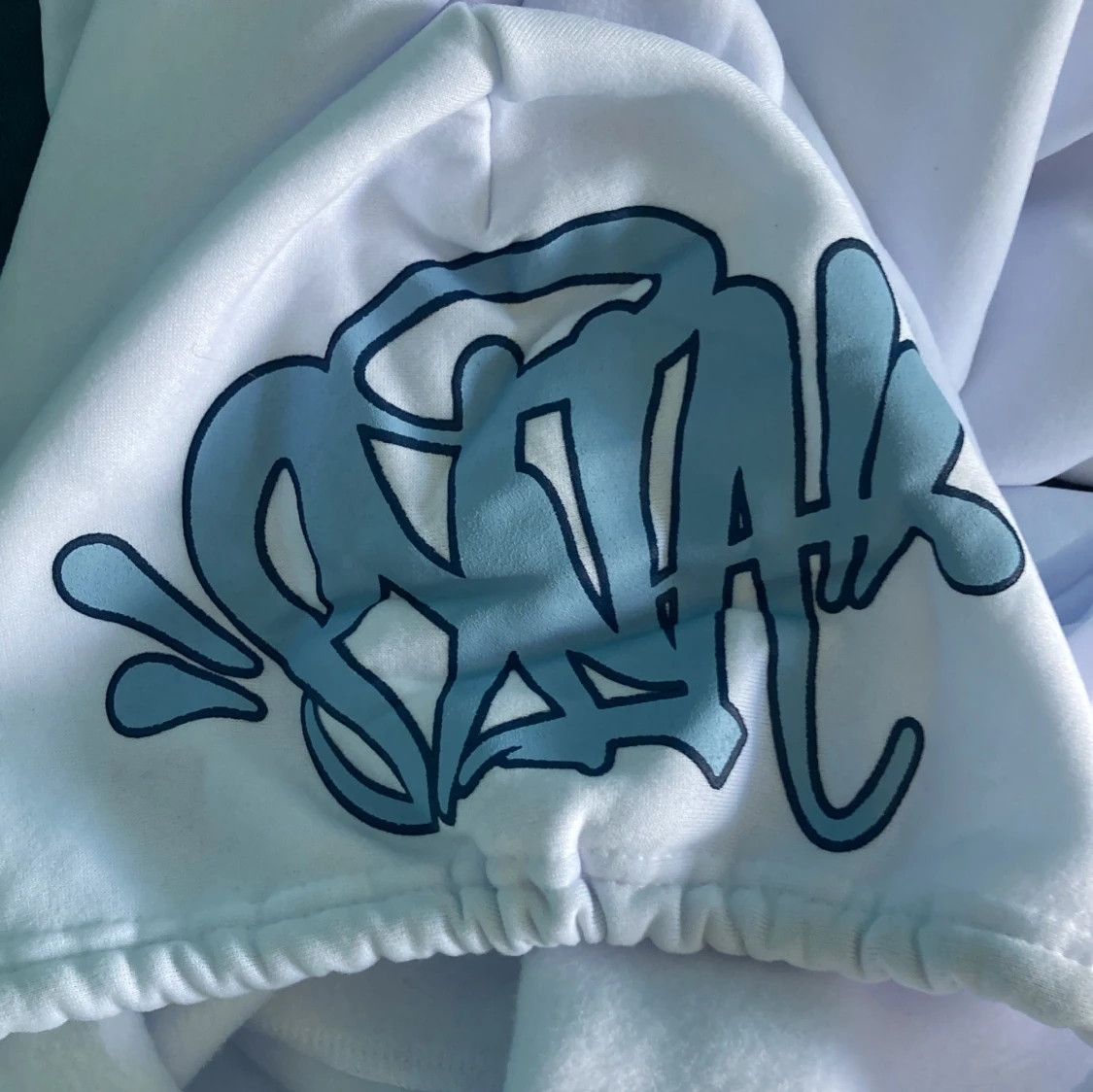 Vit hoodie med blått tryck och snörning - 2