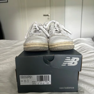 New Balance 550 - New Balance 550, NB 103 Vita. Storlek 42, UK8. Använda men fortfarande i hyfsat bra skick. Nypris 1650kr