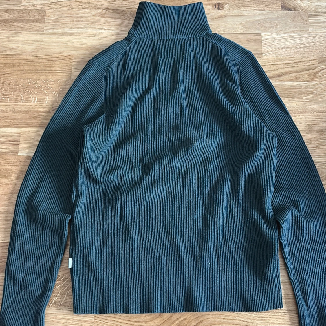 Mörkblå ribbad polotröja med half zip - 1