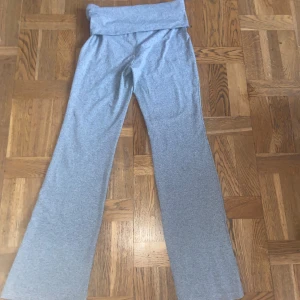 Grå mjukisbyxor med hög midja - Superbekväma grå mjukisbyxor med bred, hög midja och raka ben. Perfekta för chill dagar eller när du vill ha något riktigt mjukt på dig. Tunt och stretchigt material som känns skönt mot huden.