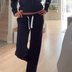 mörkblå russemerch mjukisbyxor - Säljer den vidare men jag har knappt använt den så den är i perfekt skick 🥰