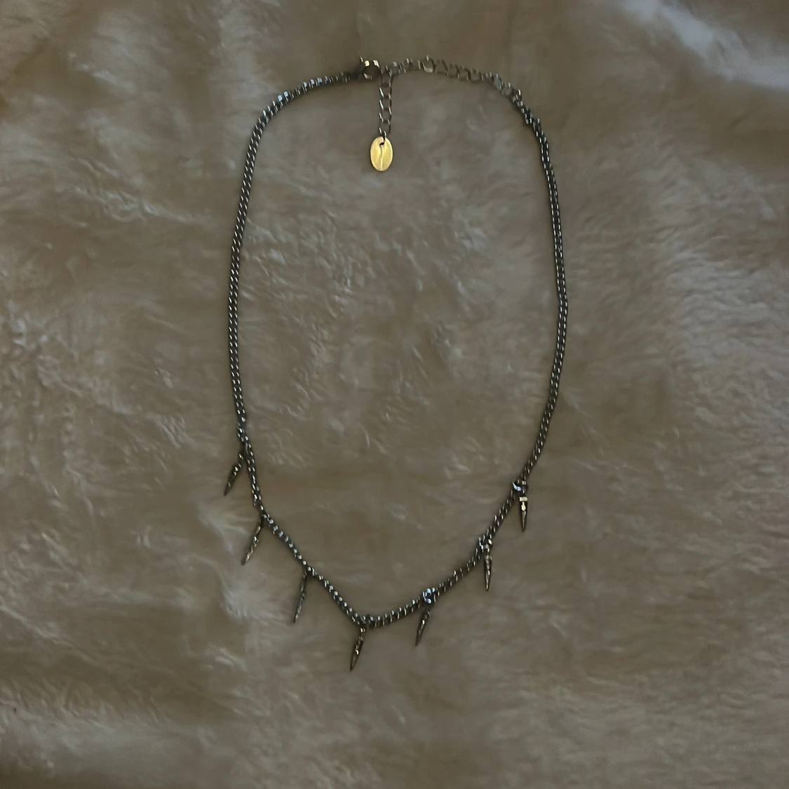 Silvrigt halsband med blixtar 