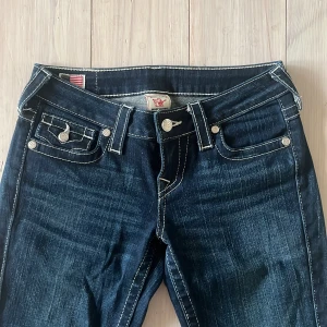 True Religion Jeans - Ett par bootcut jeans från True Religion. Tycker de är jätte snygga men tyvärr är de för stora för mig och därför säljer jag de. Köpte de här på Plick men skicket är jätte bra. Pris kan diskuteras💗