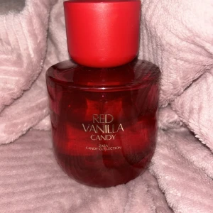 Zara Red Vanilla Candy parfym - Red Vanilla Candy från Zara Candy Collection är en parfym i en snygg, rund röd glasflaska med matchande röd kork. Doften har inslag av vanilj och sötma, perfekt för dig som gillar söta och fruktiga toner.