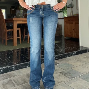 Lågmidjade utsvängda jeans  - Jätte fina vintage jeans!! Står inget märke💓 Innerben: 85 cm, midja rakt över: 39 cm Kom privat för fler mått eller frågor🥰