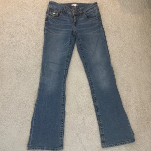 Blå bootcut jeans från Gina Tricot - Blåa jeans från Gina tricot Young. Storlek 170. Bekväma och snygga jeans.