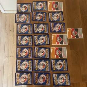Pokémonkort - Värde på ungefär 300-500kr - Stor samling Pokémonkort med både vanliga och holografiska kort. Perfekt för dig som vill bygga din egen lek eller utöka din samling. Här hittar du många olika Pokémon och tränarkort – en grym mix för både nya och erfarna samlare!       22 sällsynta kort