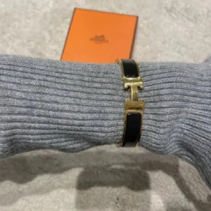 Trendigt armband - Snyggt armband i svart och guld som syrran vill gärna sälja. Köpt också på marknad i Spanien💕