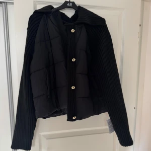 Svart pufferjacka med stickade ärmar - Helt ny pufferjacka oanvänt, stl S men stor i storleken 