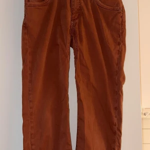 Röda Hansen&Jacob byxor - Snygga Hansen&Jacob byxor. Strl 31/32”