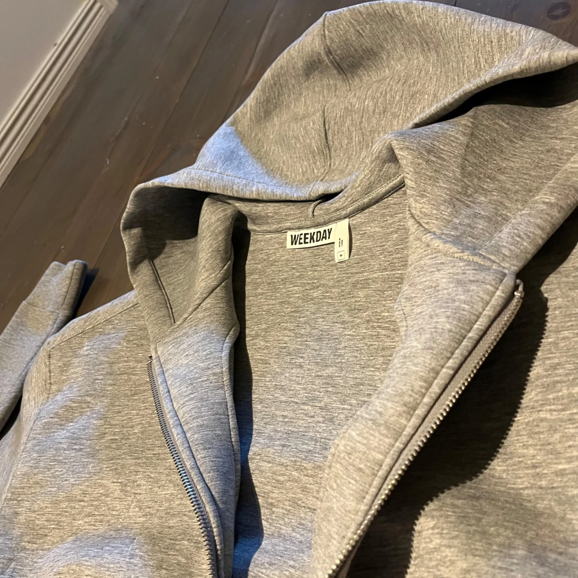 Grå hoodie med dragkedja från Weekday - 2