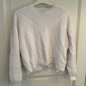 Vit stickad tröja från H&M Divided - Säljer en vit stickad tröja från H&M Divided i storlek S🥰🥰