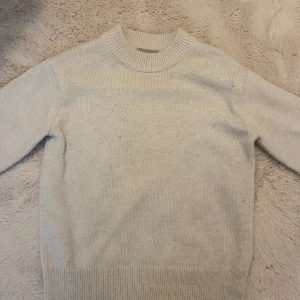 Stickad tröja - Snygg stickad tröja. Finns tecken på användning t.ex nopprig