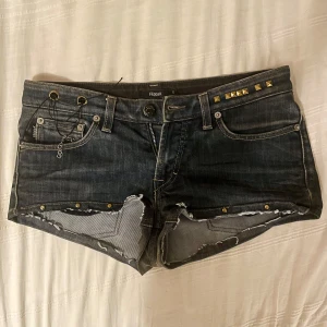 unika lågmidjadeshorts med nitar och andra detaljer - skriv vid frågor🩷
