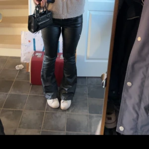 Skinnbyxor - Jätte fina skinn byxor ifrån missäy. Mid waist. Jag är vanligtvis en M i byxor men dessa är L och passar mig bra. De är uppsydda 4cm passar mig som är 167 men passas längre!! Lite trasiga på slutet av benet. 💗