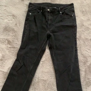 Svarta bootcut jeans high waist - Har använt några gånger. Storlek: 44. Den är tillverkade i denim. Jeansen är snygg passform. 