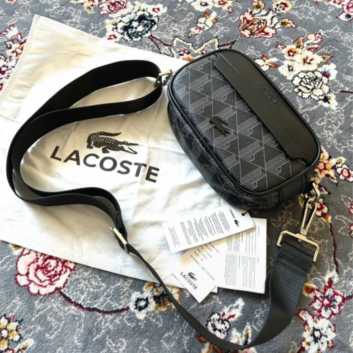 Svart axelväska från Lacoste