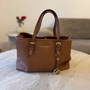 Väska från Michael Kors - Väskan är i nyskick, inga skador eller fläckar.