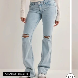 Bootcut ljusblå jeans med slitningar - Snygga ljusblå bootcut jeans från Nelly med slitna detaljer vid knäna och broderade fickor bak. Kontakta gärna innan köp!💓