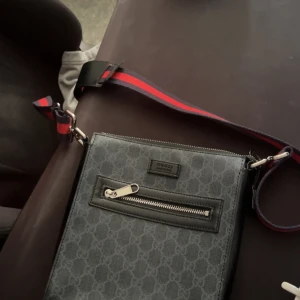 Axelväska med GG logga - Används inte längre och därför säljs den! Riktigt bra skick osv nästan helt oanvänd.