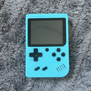 Gameboy - En Gameboy som är blå. Allting funkar som de ska. Det finns massor med spel och man kan kontrollera volymen och sätta på den med knappen på toppen.
