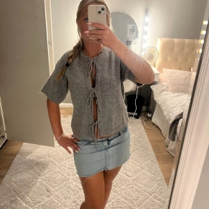 Stickad tshirt - Säljer en super fin stickad t shirt från Gina Tricot. Den är endast testad, så den är i helt nytt skick💞den passar perfekt till vardags men också finare tillställningar!